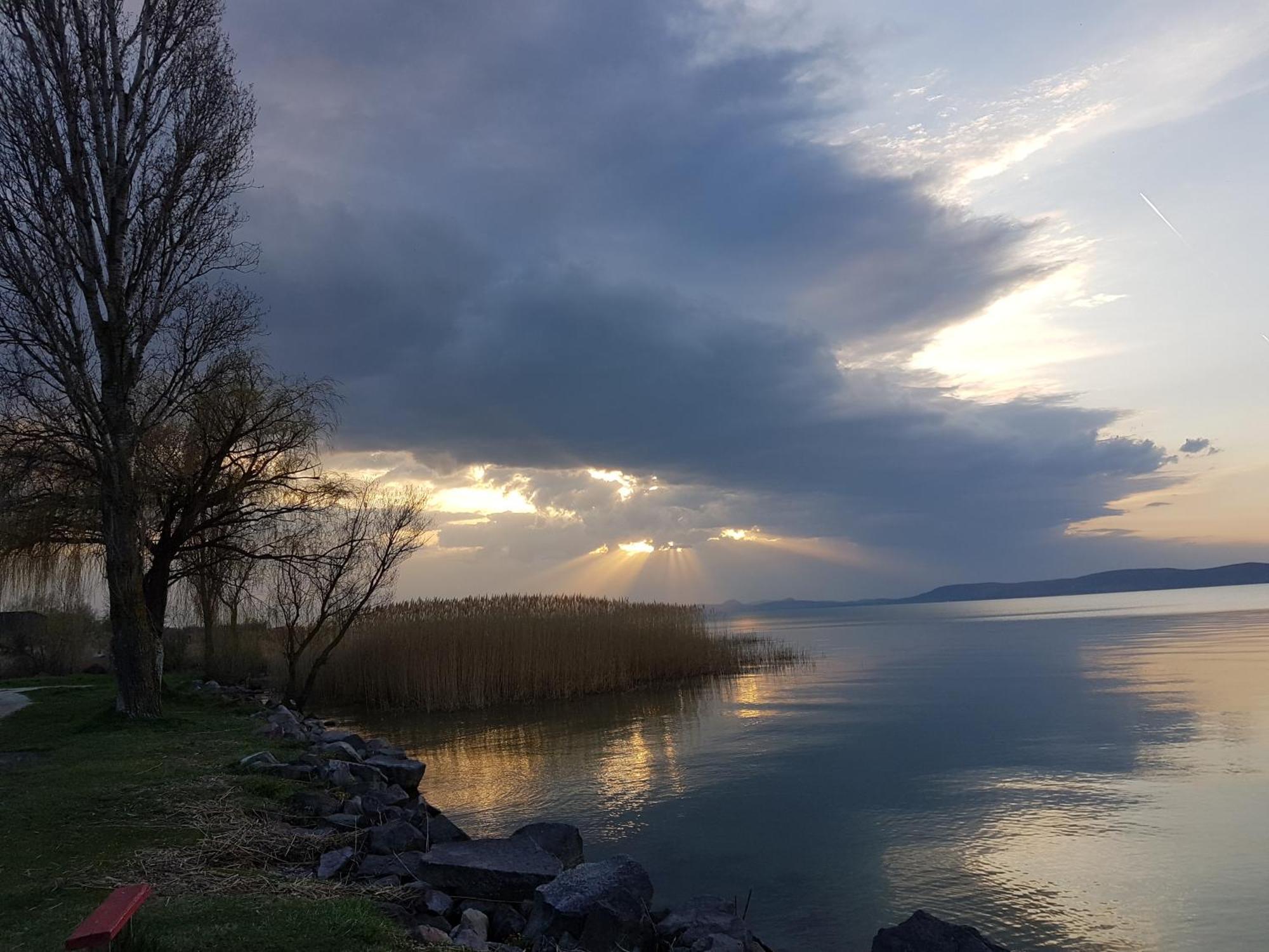 Csalad-Barat Apartman Balatonlelle Zewnętrze zdjęcie