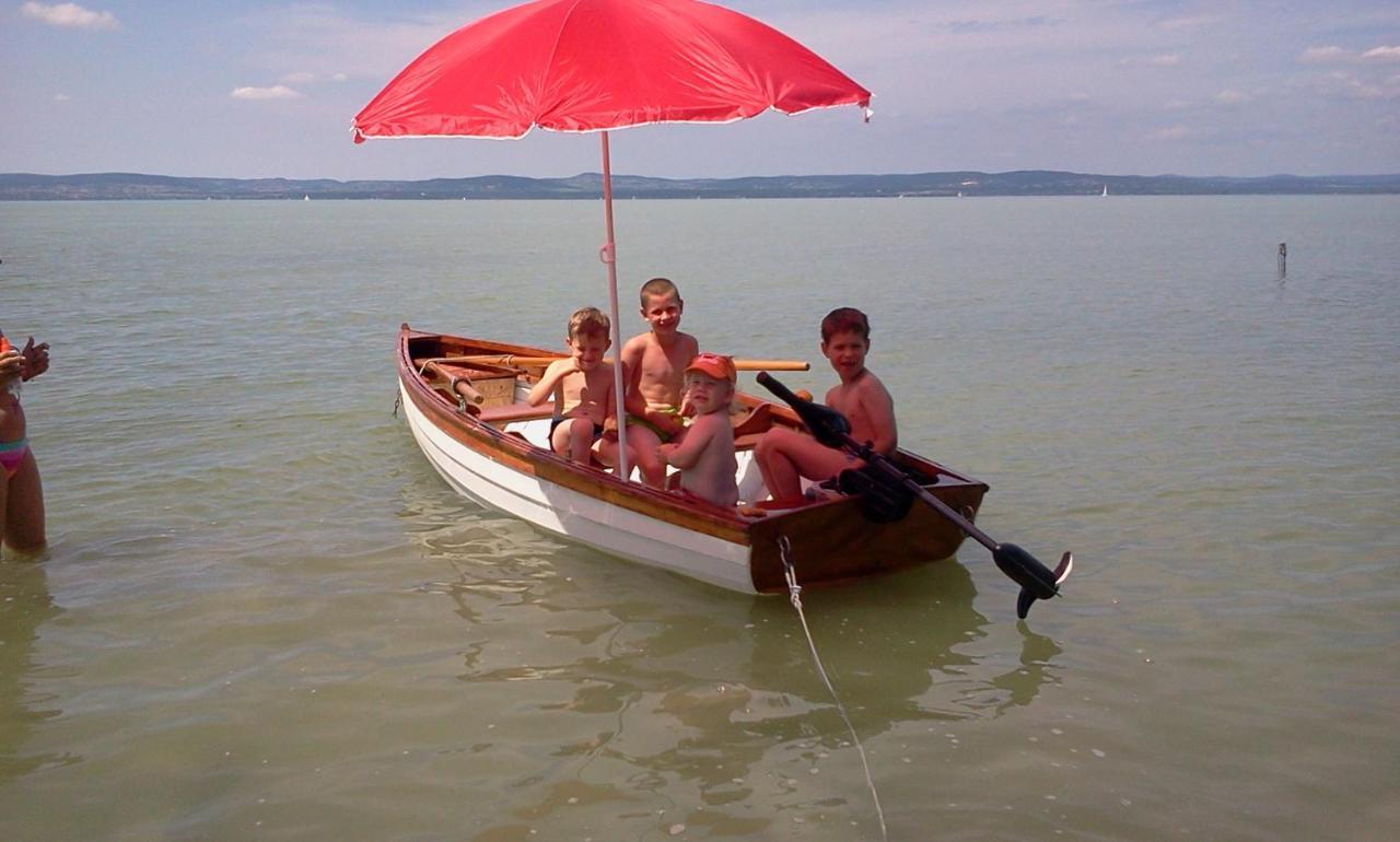Csalad-Barat Apartman Balatonlelle Zewnętrze zdjęcie